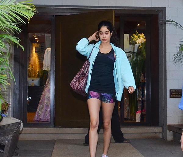 SEE PIC: Do you know the secret of Janhavi Kapoor's beauty? | SEE PIC : जान्हवी कपूरच्या सौंदर्याचे रहस्य तुुम्हाला माहीत आहे काय?