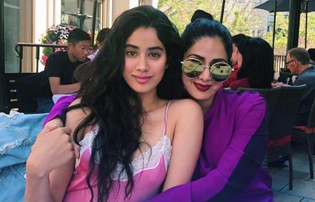 Sridevi was angry with Lek Janhavi Kapoor, bad 'Mom' was said for three days Abola! | श्रीदेवीवर नाराज झाली होती लेक जान्हवी कपूर, वाईट ‘मॉम’ म्हणत तीन दिवस धरला होता अबोला! Sridevi was angry with Lek Janhavi Kapoor, bad 'Mom' was said for three days Abola! | श्रीदेवीवर नाराज झाली होती लेक जान्हवी कपूर, वाईट ‘मॉम’ म्हणत तीन दिवस धरला होता अबोला!