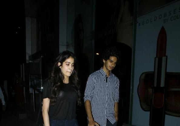 Janhavi Kapoor appeared with Ishan Khattar | जान्हवी कपूर दिसली इशान खट्टरसोबत Janhavi Kapoor appeared with Ishan Khattar | जान्हवी कपूर दिसली इशान खट्टरसोबत