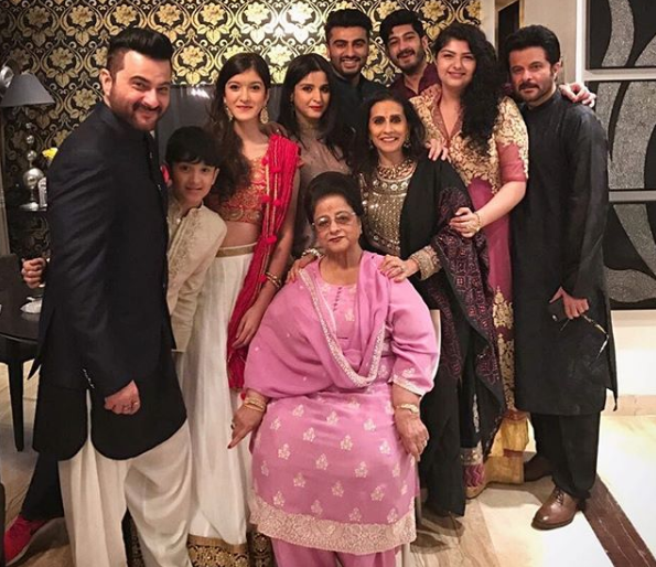 The person who reads the script of the film Arjun Kapoor first of all | अर्जुन कपूरच्या चित्रपटांच्या स्क्रिप्ट सगळ्यात आधी वाचते ही व्यक्ती The person who reads the script of the film Arjun Kapoor first of all | अर्जुन कपूरच्या चित्रपटांच्या स्क्रिप्ट सगळ्यात आधी वाचते ही व्यक्ती