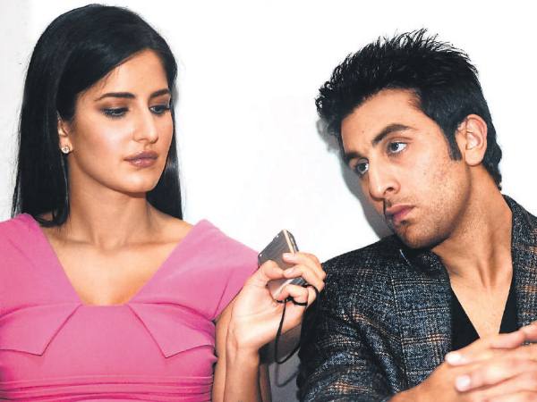 Katrina keeps Ranbir waiting | कॅटरिना ठेवतेय रणबीरला ताटकळत Katrina keeps Ranbir waiting | कॅटरिना ठेवतेय रणबीरला ताटकळत
