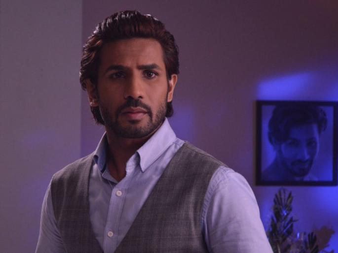 Never a waiter or a conductor | कधी वेटर तर कधी कंडक्टर