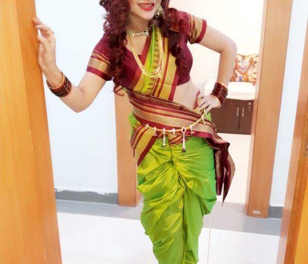 Lisa Malik in 'cellular bai'! | ​लीजा मलिक ‘सेल्युलर बाई’च्या अवतारात!