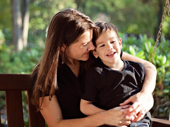 Mother's love affairs for children's brain development | मुलांच्या मेंदूविकासासाठी आईचे प्रेमगरजेचे