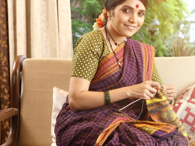 We learned Mukta Barve for both of us | ‘आम्ही दोघी’साठी मुक्ता बर्वे शिकली विणकाम We learned Mukta Barve for both of us | ‘आम्ही दोघी’साठी मुक्ता बर्वे शिकली विणकाम