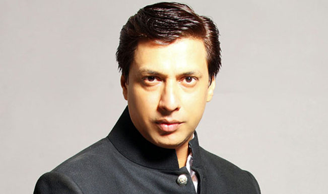 Irrfan Khan's film bans in Bangladesh, Madhur Bhandarkar tears in the eyes of tears | इरफान खानच्या सिनेमावर बांग्लादेशात बॅन, मधूर भंडारकरच्या डोळ्यात तरळले अश्रू