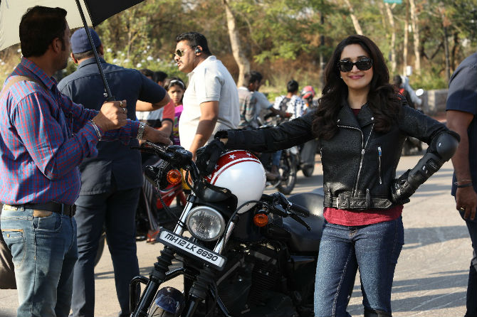Madurai's bike ride during the bucket list shoots | बकेट लिस्टच्या शूटदरम्यान माधूरीची बाईक रायडिंग