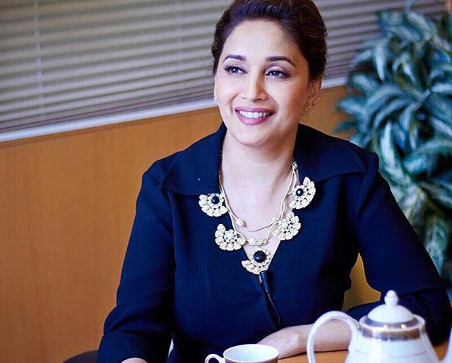 Madhuri Dixit suffers severe pain! | माधुरी दीक्षित गंभीर दुखण्याने बेजार !