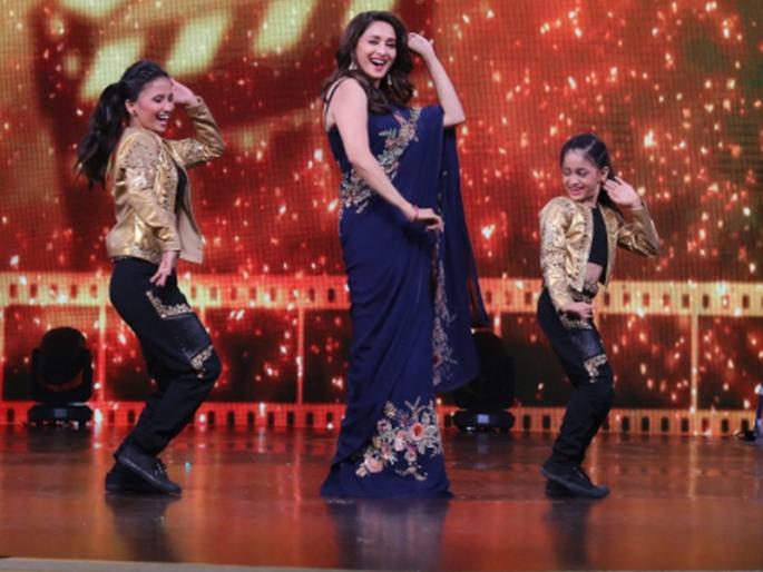 So Madhuri Dixit and Renuka Shahane look together at a set of 'DID Little Masters'! | म्हणून माधुरी दिक्षित आणि रेणुका शहाणे ‘डीआयडी लिटिल मास्टर्स’च्या सेटवर दिसल्या एकत्र ! So Madhuri Dixit and Renuka Shahane look together at a set of 'DID Little Masters'! | म्हणून माधुरी दिक्षित आणि रेणुका शहाणे ‘डीआयडी लिटिल मास्टर्स’च्या सेटवर दिसल्या एकत्र !