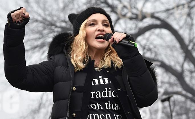 Shocking: Madonna thinks that the 'White House' should be blown away | Shocking : मडोनाला वाटतेय ‘व्हाइट हाउस’च उडवून द्यावे Shocking: Madonna thinks that the 'White House' should be blown away | Shocking : मडोनाला वाटतेय ‘व्हाइट हाउस’च उडवून द्यावे