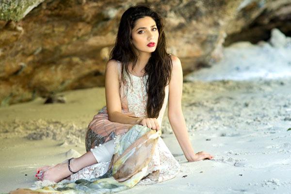Raees became annoyed after being released? | Raees रिलिज झाल्यानंतर महिरा खान झाली नाराज? Raees became annoyed after being released? | Raees रिलिज झाल्यानंतर महिरा खान झाली नाराज?