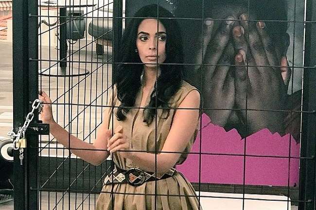 Cannes 2018: Mallika Sherawat imprisoned in cage in Cannes; Said, 'support', watch the video! | Cannes 2018 : कान्समध्ये पिंजऱ्यात कैद झाली मल्लिका शेरावत; म्हटले, ‘सपोर्ट करा’, पाहा व्हिडीओ! Cannes 2018: Mallika Sherawat imprisoned in cage in Cannes; Said, 'support', watch the video! | Cannes 2018 : कान्समध्ये पिंजऱ्यात कैद झाली मल्लिका शेरावत; म्हटले, ‘सपोर्ट करा’, पाहा व्हिडीओ!
