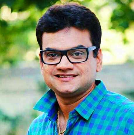 Mangesh Desai is campaigning for public awareness | मंगेश देसाई करतोय मतदान करण्यासाठी जनजागृती