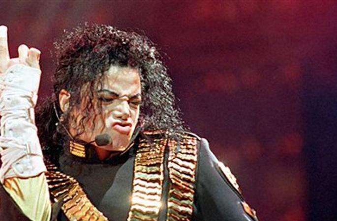 After the death, Michael Jackson's earnings increased to Rs 5523 crore | मृत्यूनंतरही मायकल जॅक्सनची कमाई ५५२३ कोटी रुपये After the death, Michael Jackson's earnings increased to Rs 5523 crore | मृत्यूनंतरही मायकल जॅक्सनची कमाई ५५२३ कोटी रुपये