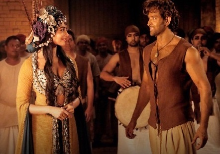 Tribal dancing flavors titled 'Mohenjodado' | ‘मोहेंजोदाडो’ च्या शीर्षक गीतात आदिवासी डान्सिंगचा फ्लेव्हर...