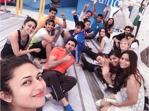 Nach Baliye 8: Divya Takipathi with her team, with her husband Vivek Dahiya, click one selfie | Nach Baliye 8: च्या टीमसह दिव्यांका त्रिपाठीने पती विवेक दाहियासह क्लिक एक सेल्फी Nach Baliye 8: Divya Takipathi with her team, with her husband Vivek Dahiya, click one selfie | Nach Baliye 8: च्या टीमसह दिव्यांका त्रिपाठीने पती विवेक दाहियासह क्लिक एक सेल्फी
