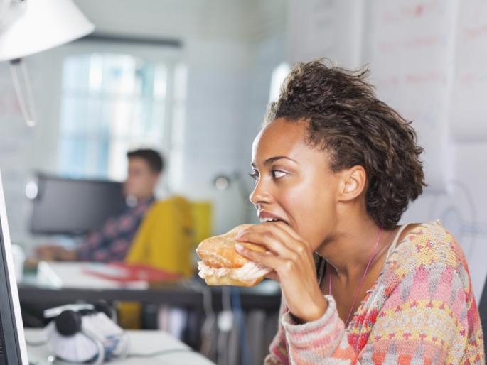 Keep snacks in the office quite a bit | आॅफिसमध्ये स्नॅक्स जरा दूरच ठेवा