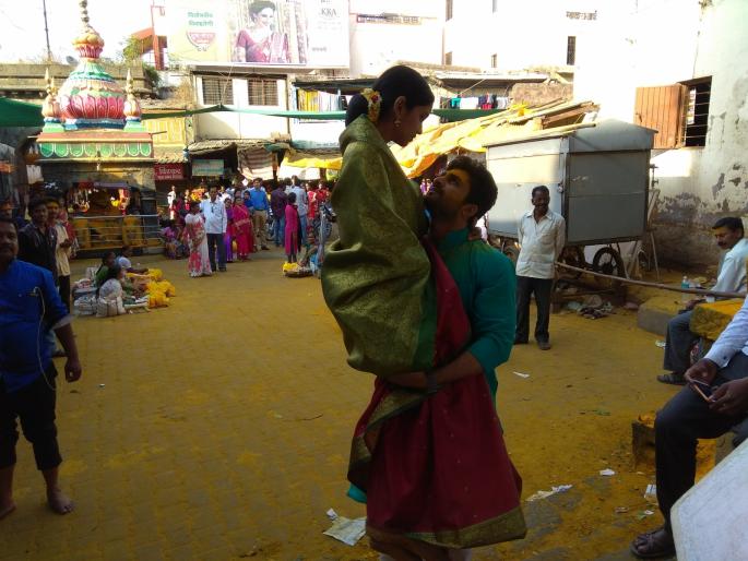 In the Ghadge & Soon, Akshay took 300 extra steps to lift Amruta. | घाडगे & सून मध्ये अक्षयने अमृताला उचलून चढल्या तब्बल ३०० पायऱ्या !