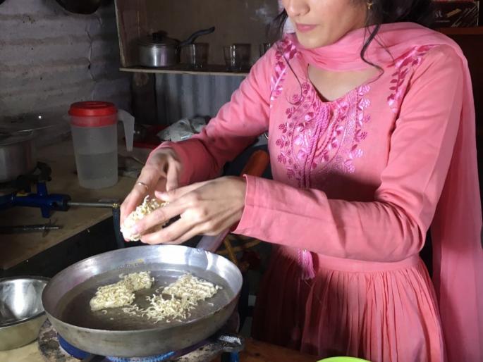 What is the wrongdoing of Amala's Pankhudi Awasthi on the sets of the day Noodles took the day | क्या कुसूर है अमला का या मालिकेच्या सेटवर पंखुडी अवस्थीने न्यूडल्सवर काढले दिवस What is the wrongdoing of Amala's Pankhudi Awasthi on the sets of the day Noodles took the day | क्या कुसूर है अमला का या मालिकेच्या सेटवर पंखुडी अवस्थीने न्यूडल्सवर काढले दिवस