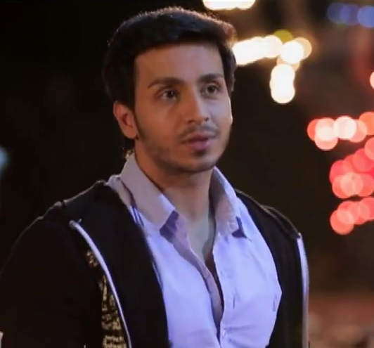 This actor came running to help an old man | हा अभिनेता धावून गेला एका वृद्ध व्यक्तीच्या मदतीला