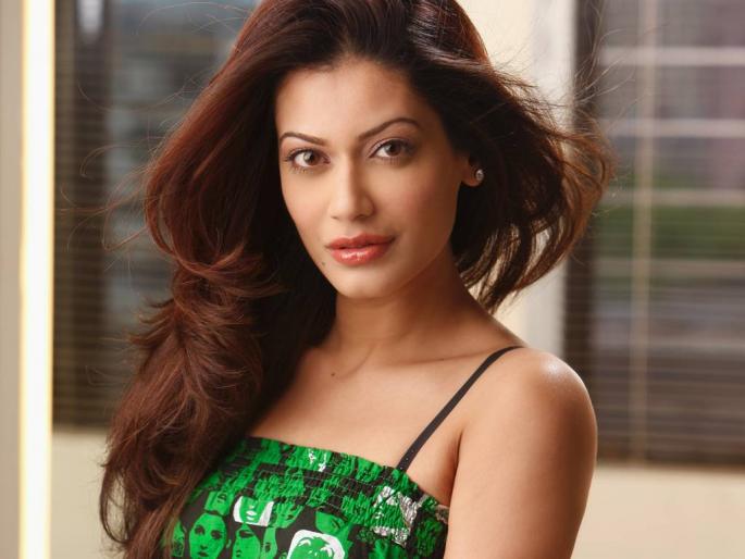 See, Payal Rohtagi got out of this plane | पाहा पायल रोहतागीला या विमानातून का बाहेर उतरविले See, Payal Rohtagi got out of this plane | पाहा पायल रोहतागीला या विमानातून का बाहेर उतरविले