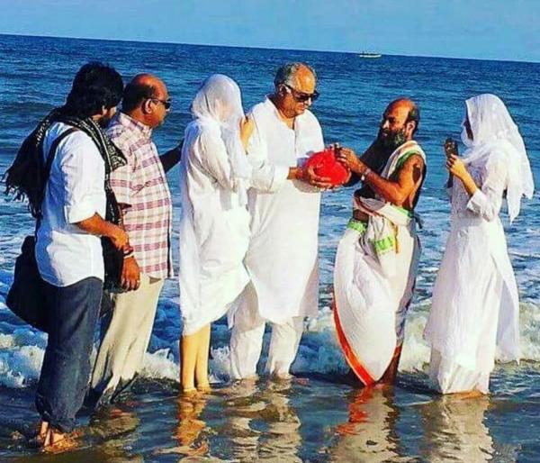 Boney Kapoor immerses Shreedevi's bone in the sea of ​​Rameshwaram! | बोनी कपूर यांनी रामेश्वरमच्या समुद्रात विसर्जित केल्या श्रीदेवी यांच्या अस्थी!