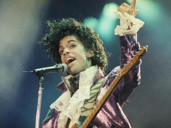 Obama mourns pop star Prince's death | पॉप स्टार प्रिन्सच्या मृत्यूने ओबामा शोकाकूल Obama mourns pop star Prince's death | पॉप स्टार प्रिन्सच्या मृत्यूने ओबामा शोकाकूल