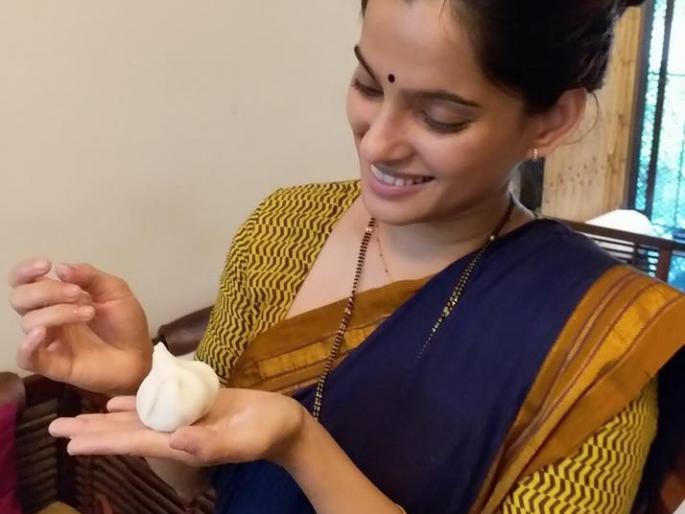 Special 'Modak' made by Priya Bapat for Bappa | बाप्पासाठी प्रिया बापटने बनवले खास 'मोदक'