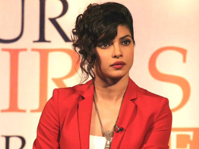 Priyanka Chopra's fury; Scratched glass on the head, watch the video! | प्रियंका चोपडाचा झाला संताप; चक्क डोक्यावर फोडला ग्लास, पाहा व्हिडीओ!