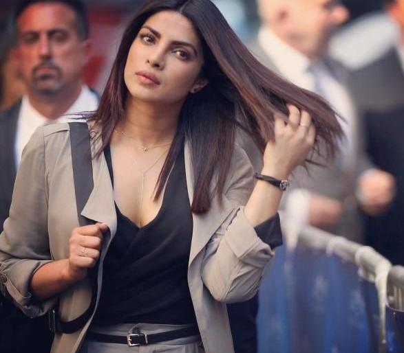 Priyanka's 'Quantico' Formal Look! | प्रियांकाचा ‘क्वांटिको’ फॉर्मल लूक !