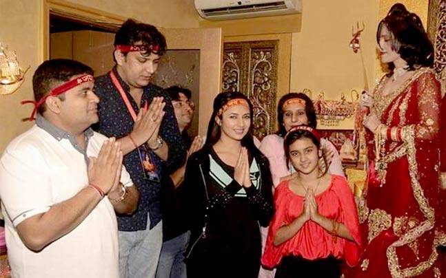 Will she come to bless the lamps? | दिव्यांकाला आशीर्वाद देण्यासाठी येणार ‘ती’, त्यामुळं होणार वाद ?