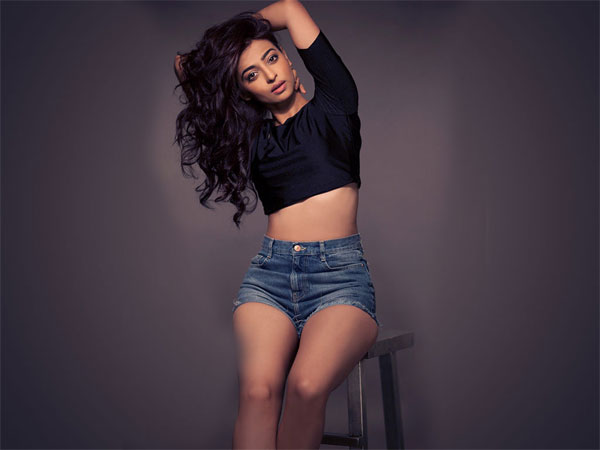 Radhika Apte gave answer to trollers; Said, 'Should I have to wear a sari in the beach?' | राधिका आपटेने ट्रोलर्सला दिले उत्तर; म्हटले, ‘बीचवर मी साडी घालून जायला हवे काय?’ Radhika Apte gave answer to trollers; Said, 'Should I have to wear a sari in the beach?' | राधिका आपटेने ट्रोलर्सला दिले उत्तर; म्हटले, ‘बीचवर मी साडी घालून जायला हवे काय?’