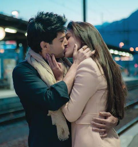 See: Rajpal Khandelwal-Gauhar Khan's Liplock | ​पाहा : राजीव खंडेलवाल-गौहर खान यांचा लिपलॉक