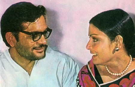 Due to this reason, Gulzar and Rakhi came in the opposite | ​या कारणामुळे गुलजार आणि राखी यांच्यात आला होता दुरावा
