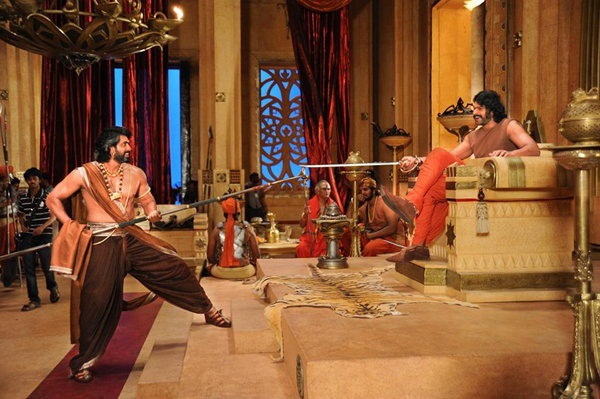 SEE PIC: At the set of 'Bahubali', when you want to do artists ...! | SEE PIC : ‘बाहुबली’च्या सेटवर जेव्हा कलाकार करायचे मौजमस्ती...! SEE PIC: At the set of 'Bahubali', when you want to do artists ...! | SEE PIC : ‘बाहुबली’च्या सेटवर जेव्हा कलाकार करायचे मौजमस्ती...!