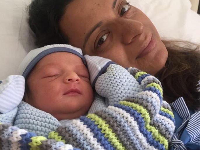 FIRST PICS OUT! Kangana Ranaut went to Mawshi; Sister Radoli Chandel gave birth to child | FIRST PICS OUT! कंगना राणौत झाली मावशी; बहीण रंगोली चंदेलने दिला मुलाला जन्म FIRST PICS OUT! Kangana Ranaut went to Mawshi; Sister Radoli Chandel gave birth to child | FIRST PICS OUT! कंगना राणौत झाली मावशी; बहीण रंगोली चंदेलने दिला मुलाला जन्म