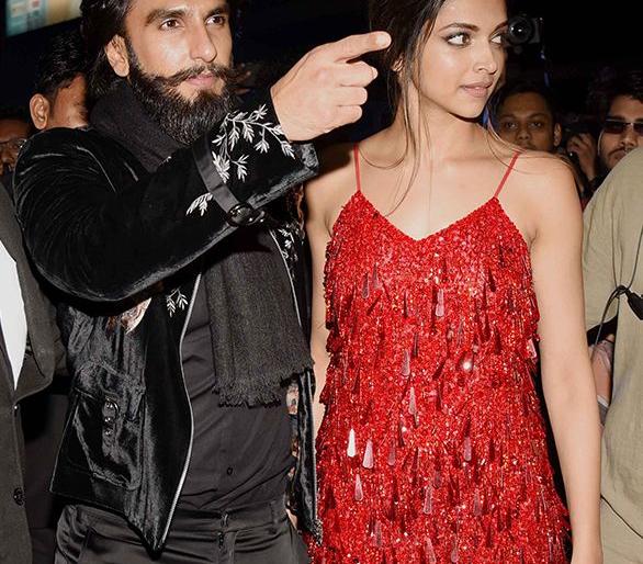 Ranveer at the XXX party, Deepika eyes all! | ‘एक्सएक्सएक्स’च्या पार्टीत रणवीर-दीपिकावर खिळल्या सर्वांच्या नजरा! Ranveer at the XXX party, Deepika eyes all! | ‘एक्सएक्सएक्स’च्या पार्टीत रणवीर-दीपिकावर खिळल्या सर्वांच्या नजरा!