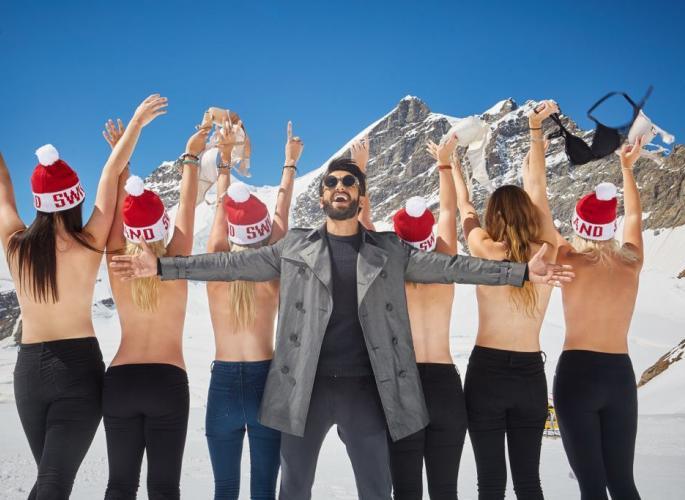 Ranveer Singh's favorite topless pose! | रणवीर सिंगसोबत तरूणींची टॉपलेस पोझ! Ranveer Singh's favorite topless pose! | रणवीर सिंगसोबत तरूणींची टॉपलेस पोझ!