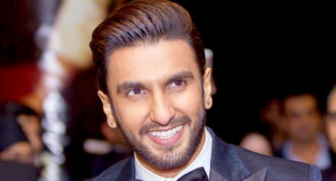 Ranveer honors at the hands of Latadidi | लतादीदींच्या हस्ते रणवीरचा सन्मान Ranveer honors at the hands of Latadidi | लतादीदींच्या हस्ते रणवीरचा सन्मान