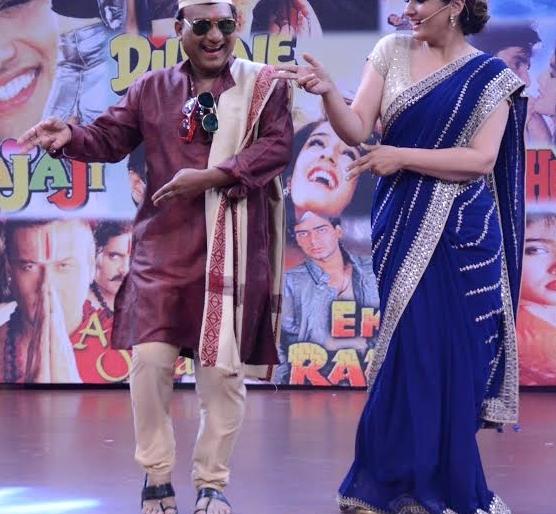 'Mast Girl' Raveena Tandon has treated the brother as a contractor | 'मस्त गर्ल' रवीना टंडनने भाऊ कदमसह असा धरला ठेका 'Mast Girl' Raveena Tandon has treated the brother as a contractor | 'मस्त गर्ल' रवीना टंडनने भाऊ कदमसह असा धरला ठेका