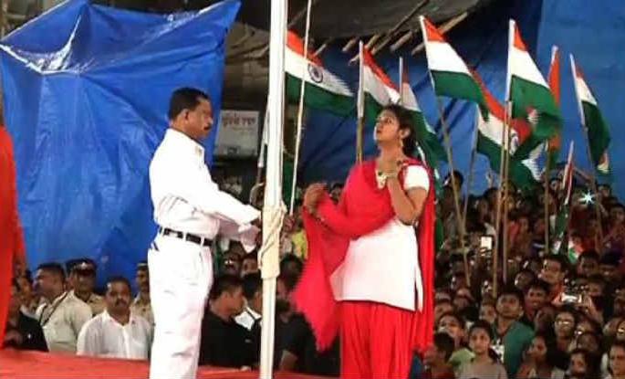 Archie hands down the flag! | ​आर्चीच्या हस्ते ध्वजारोहन !