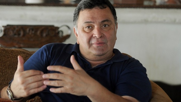 This year, Rishi Kapoor plays the villain on the name of Karina's baby! | करिनाच्या बाळाच्या नावाची खिल्ली उडवणा-यांवर असे बरसले ऋषी कपूर !