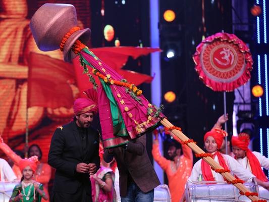 King of Padwa Celebration on the 'Let's Come On' set | ‘चला हवा येऊ द्या’ च्या सेटवर किंगखानचे पाडवा सेलिब्रेशन