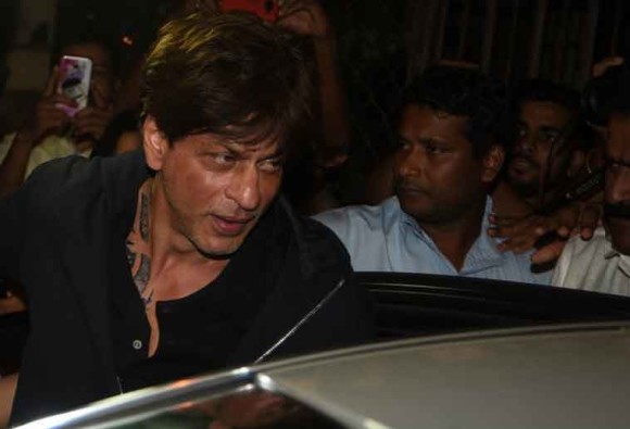 Shahrukh takes possession of American airport again for questioning! | शाहरुखला अमेरिकन विमानतळावर चौकशीसाठी पुन्हा घेतले ताब्यात ! Shahrukh takes possession of American airport again for questioning! | शाहरुखला अमेरिकन विमानतळावर चौकशीसाठी पुन्हा घेतले ताब्यात !