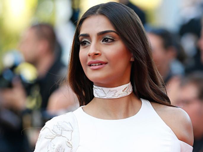 Sonam Kapoor's cover will start from 'Charity'! | ​ सोनम कपूरच्या कपाटातून सुरु होणार ‘चॅरिटी’!