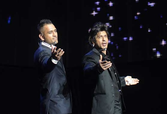 Dhoni's decision made Shah Rukh angry | धोनीच्या निर्णयामुळे शाहरूख झाला नाराज Dhoni's decision made Shah Rukh angry | धोनीच्या निर्णयामुळे शाहरूख झाला नाराज
