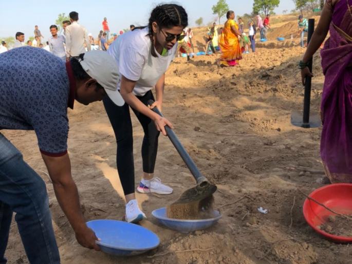 Sai Tamhankar performed Shramdaan in Sukalwadi village near Pune, see photo | सई ताम्हणकरने पुण्याजवळच्या सुकळवाडी गावात केले श्रमदान,पाहा फोटो Sai Tamhankar performed Shramdaan in Sukalwadi village near Pune, see photo | सई ताम्हणकरने पुण्याजवळच्या सुकळवाडी गावात केले श्रमदान,पाहा फोटो
