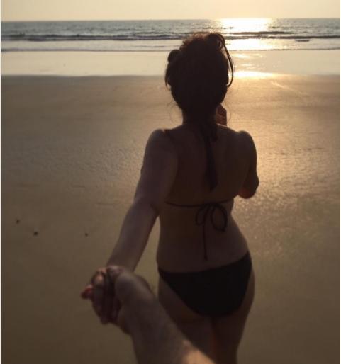 Sai Tamhankar seized the beach on the wall? | सई ताम्हणकरने बीचवर कोणाचा पकडला हात? Sai Tamhankar seized the beach on the wall? | सई ताम्हणकरने बीचवर कोणाचा पकडला हात?