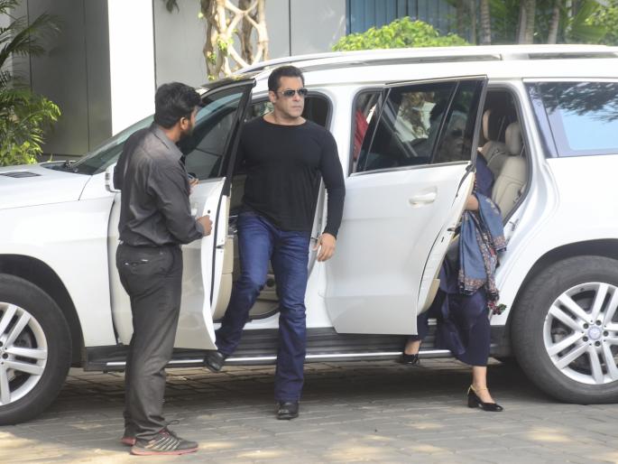 Salman Khan's muddled look at the same car in the parking lot; Then something happened? | पार्किंगमधील एकसारख्या कार बघून सलमान खानचा झाला गोंधळ; मग काहीसे असे घडले?