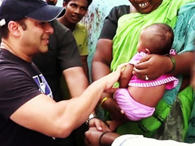 SEE VIDEO: Ramla Salman Khan with a Chimukula in Slums; Watch video! | SEE VIDEO : झोपडपट्टीतील एका चिमुकल्याबरोबर रमला सलमान खान; पहा व्हिडीओ!
